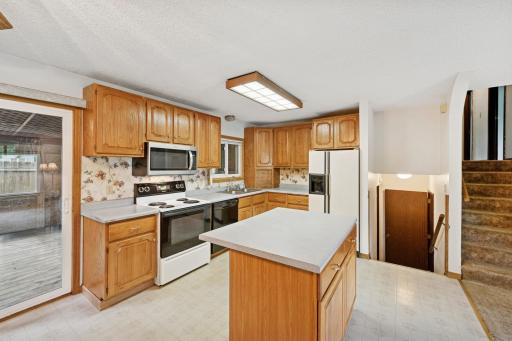 Gas cooktop, nice cabinets with plenty of storage.