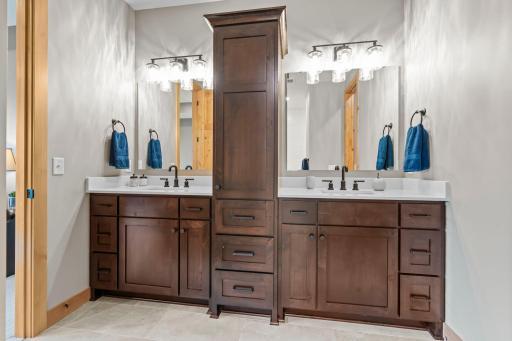 Dual sinks w/lots of storage options!
