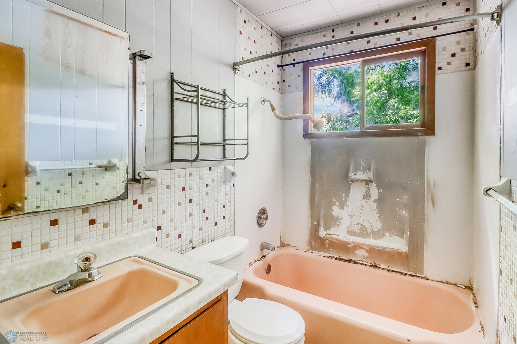 Unit 1_bathroom1_1.jpg