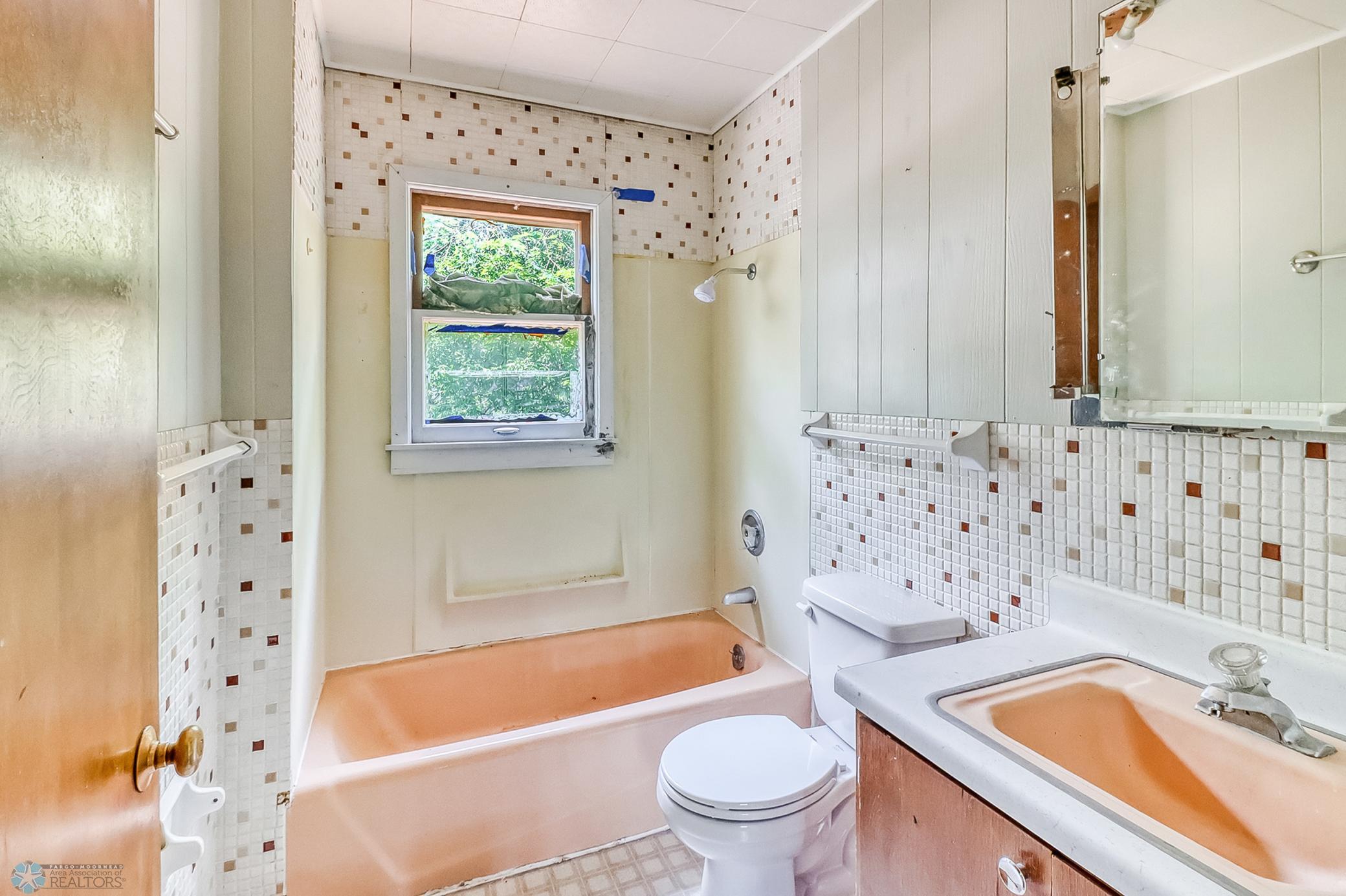 Unit 2_bathroom1_1.jpg
