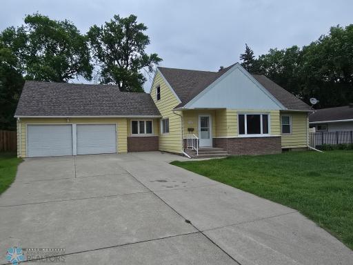 916 12th Avenue S, Moorhead, MN 56560