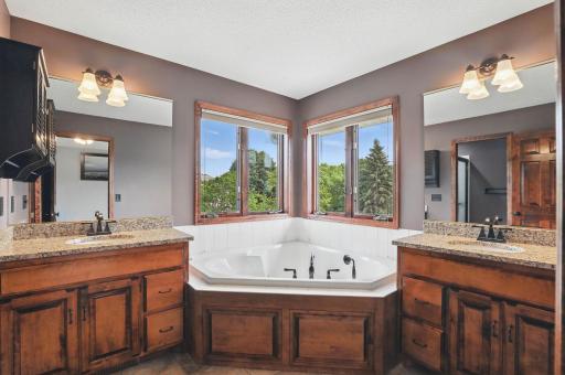 19-web-or-mls-121-Wexford-Heights-Dr-19.jpg