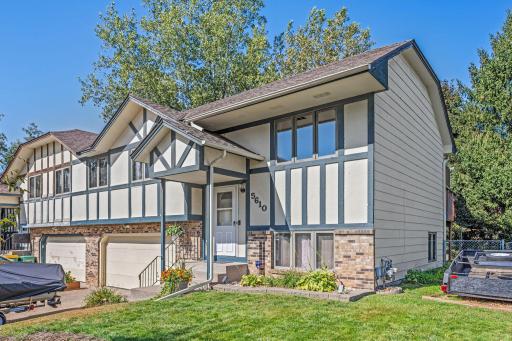 Beautifully maintained 3 bed, 2 bath twin home in heart of Brooklyn Park!