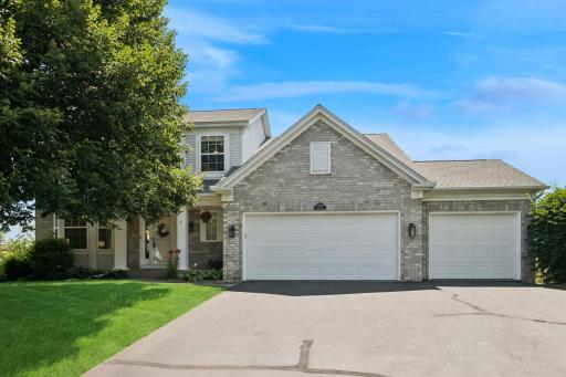 Desirable Apple Valley neighborhood, just blocks from so many amenities!