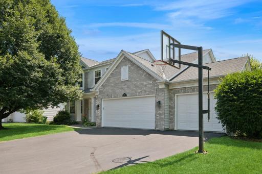 Desirable Apple Valley neighborhood, just blocks from so many amenities!