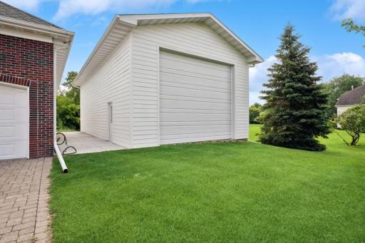 Additional 50' x 25' insulated garage w/heaters