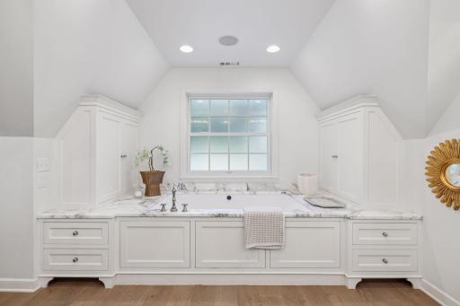 512 Janalyn Circle - Golden Valley, Minnesota