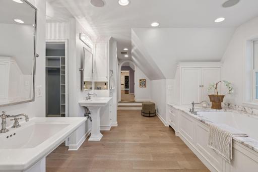 512 Janalyn Circle - Golden Valley, Minnesota