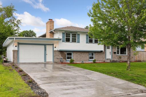 565 57th Avenue NE, Minneapolis, MN 55432