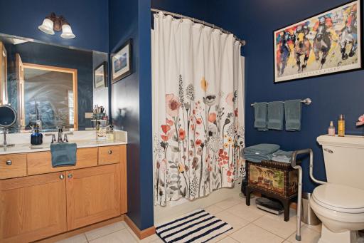 19 bathroom.jpg