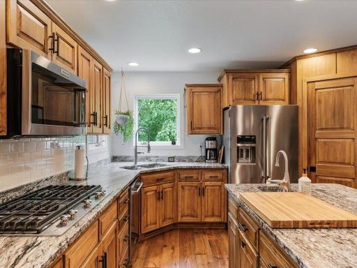With windows overlooking the backyard, doing the dishes almost feels relaxing!!