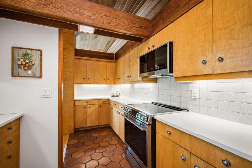 Neutral backsplash and under cabinet lighting