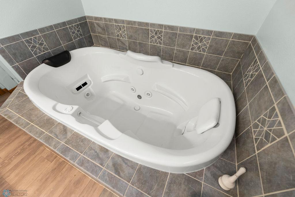 Jet Tub w/ tile surround
