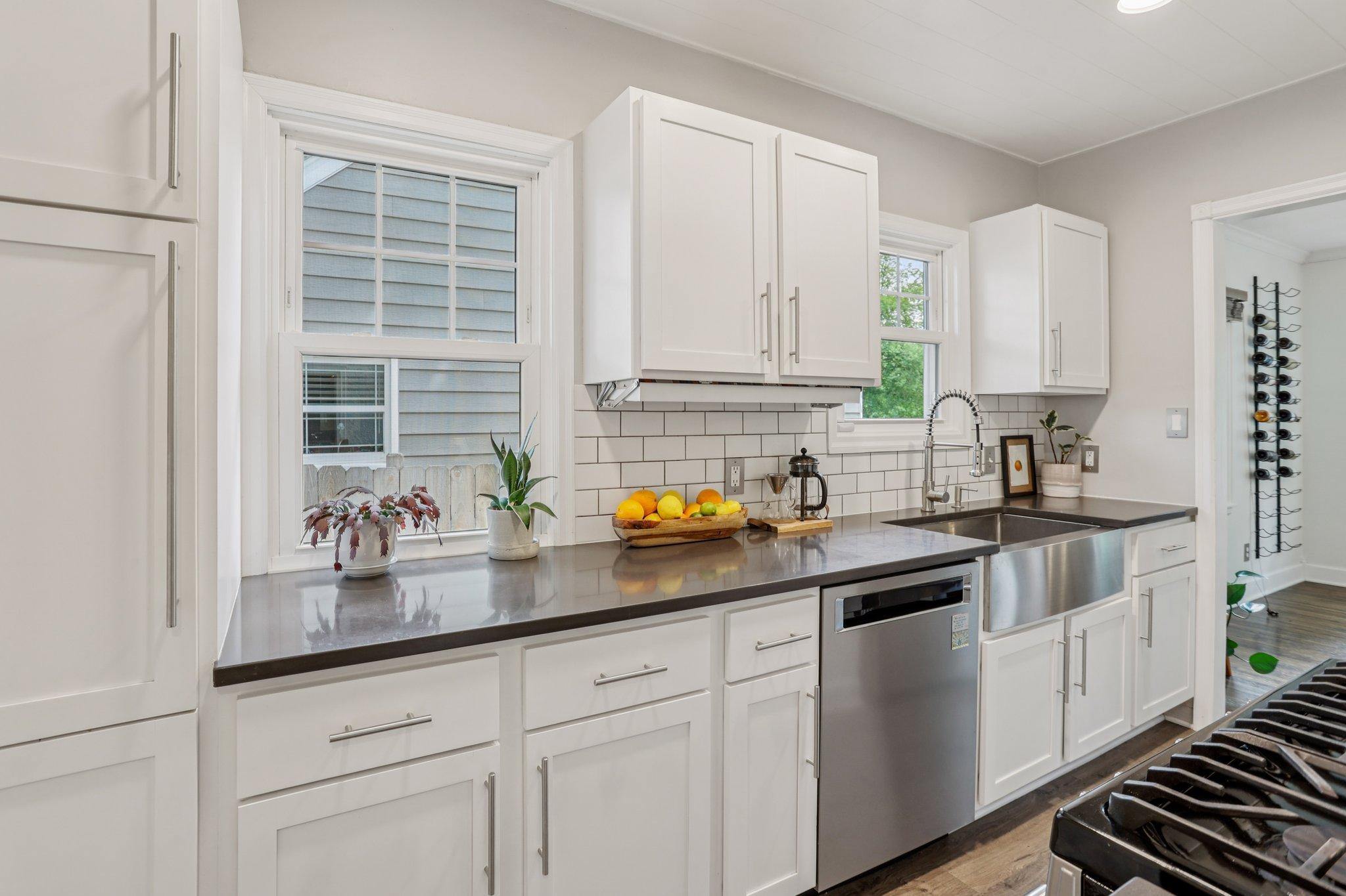 21-web-or-mls-Xerxes Ave N-1906-012.jpg