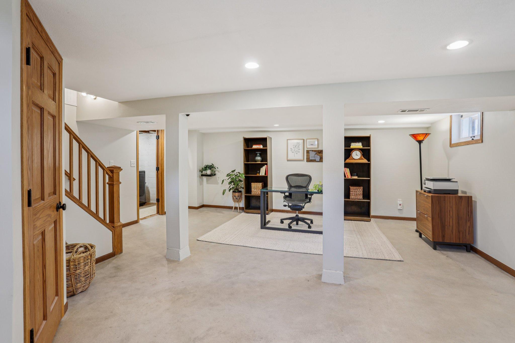 42-web-or-mls-Xerxes Ave N-1906-033.jpg