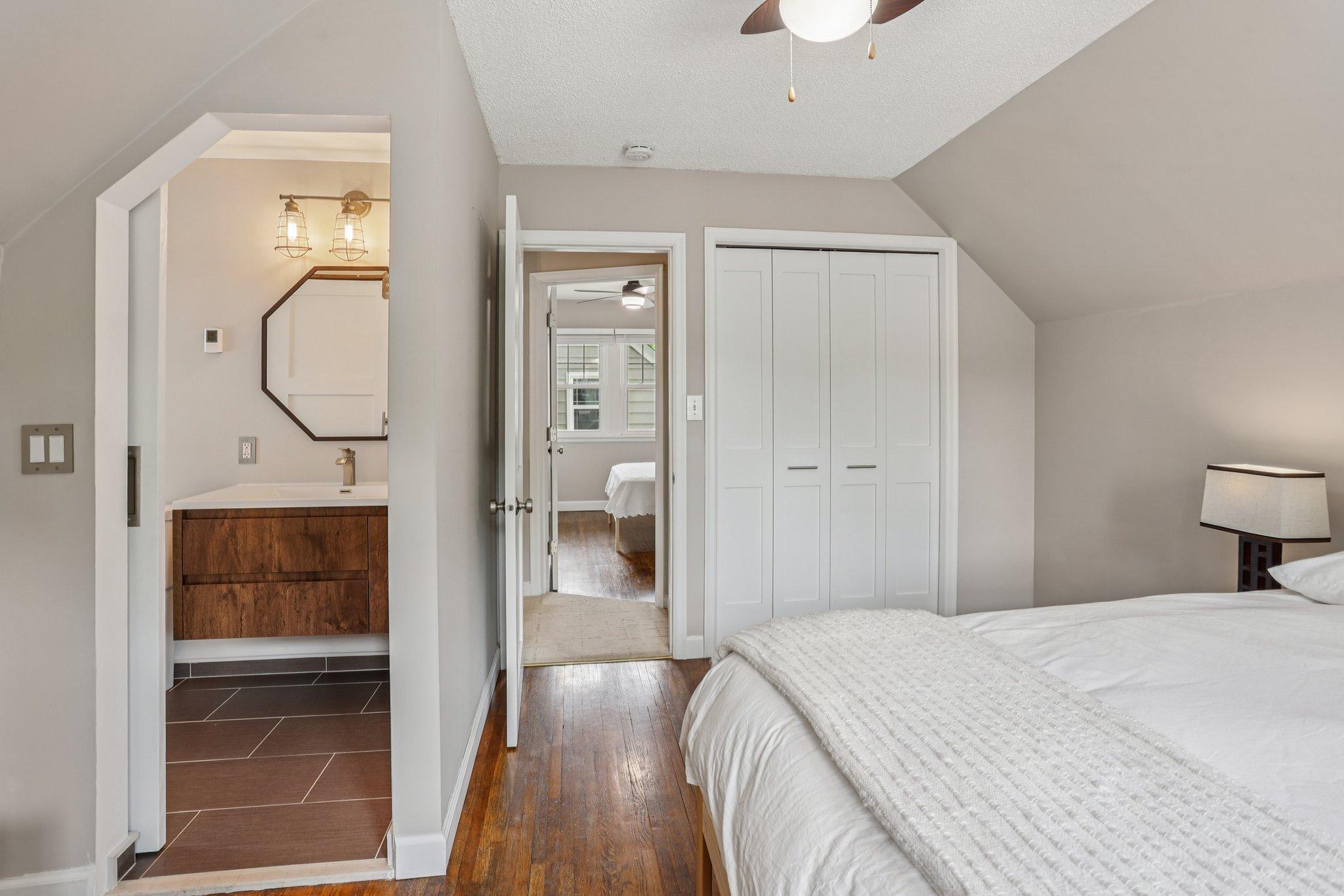 30-web-or-mls-Xerxes Ave N-1906-021.jpg