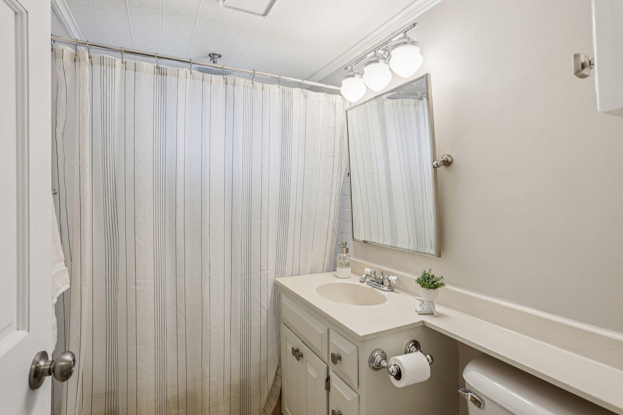 32-web-or-mls-Xerxes Ave N-1906-023.jpg