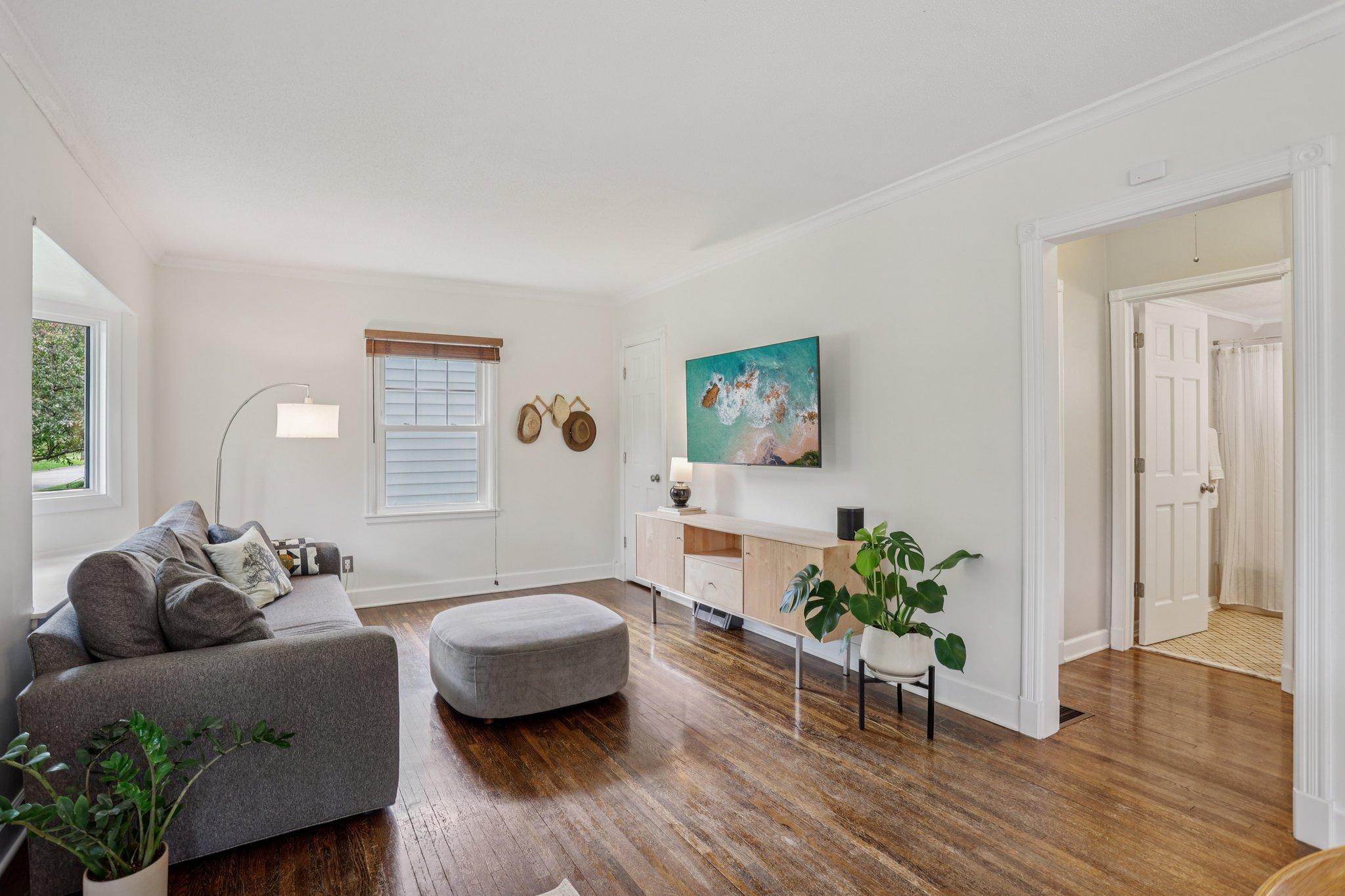 15-web-or-mls-Xerxes Ave N-1906-006.jpg