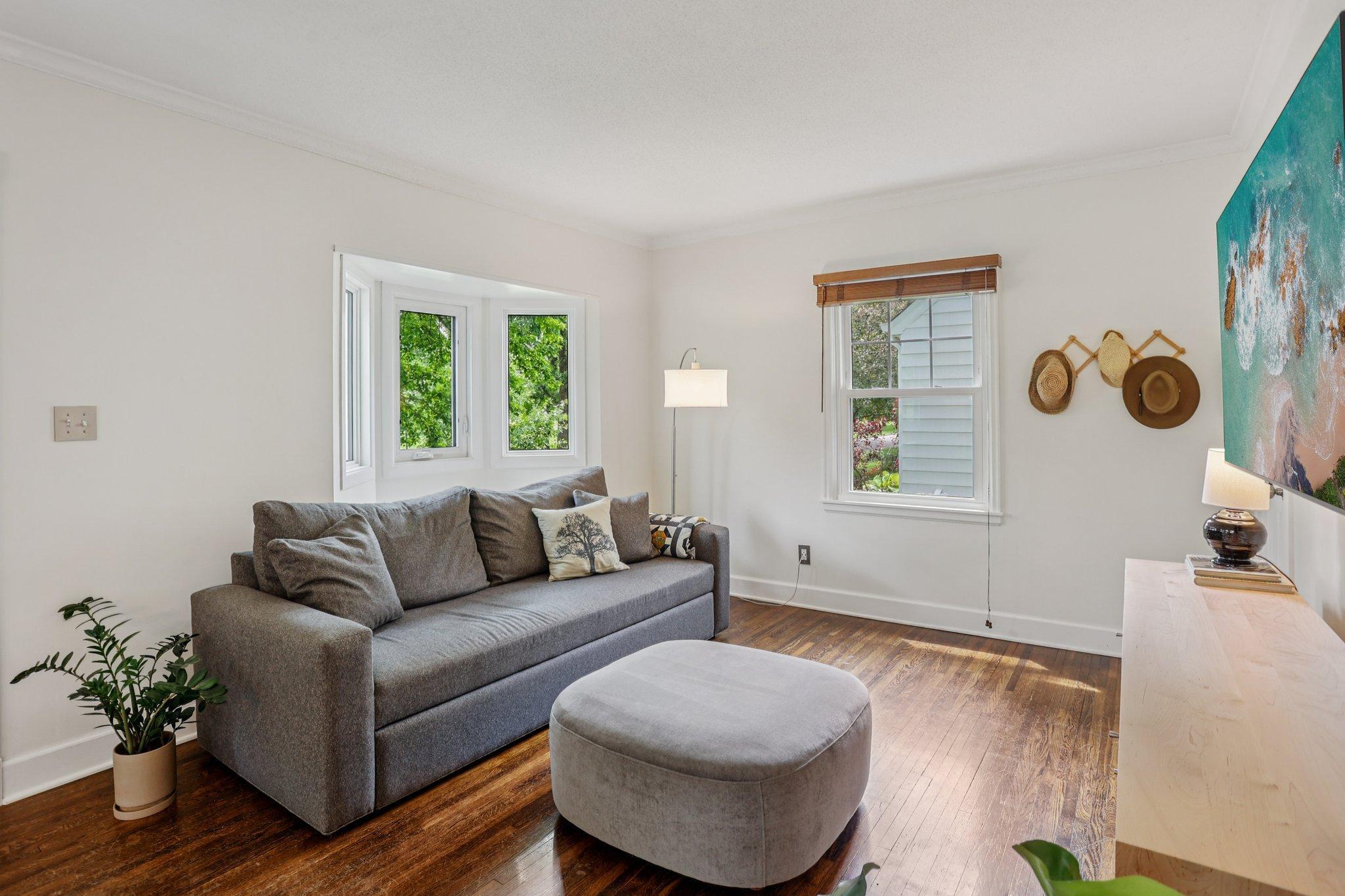 16-web-or-mls-Xerxes Ave N-1906-007.jpg
