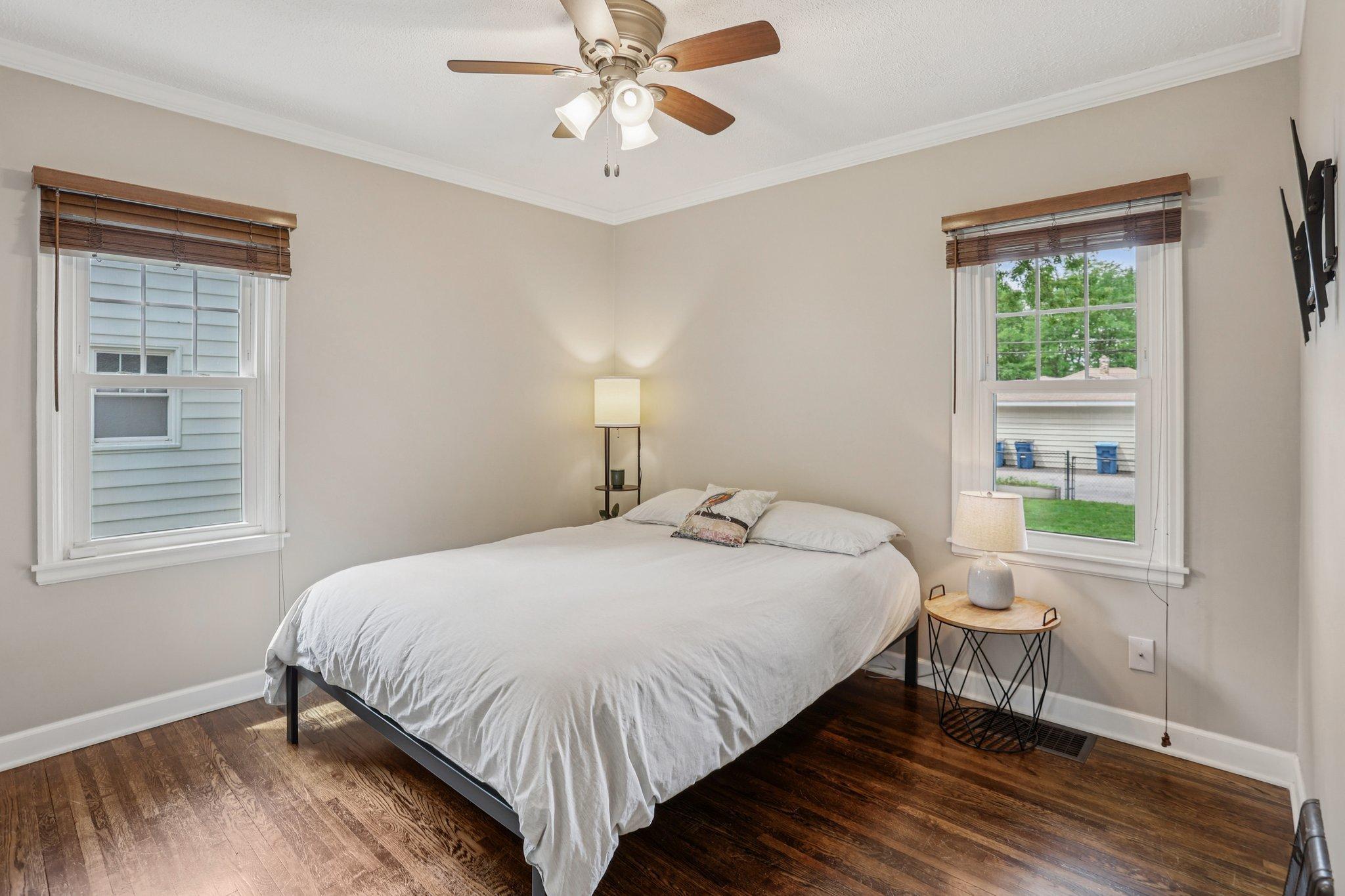 25-web-or-mls-Xerxes Ave N-1906-016.jpg