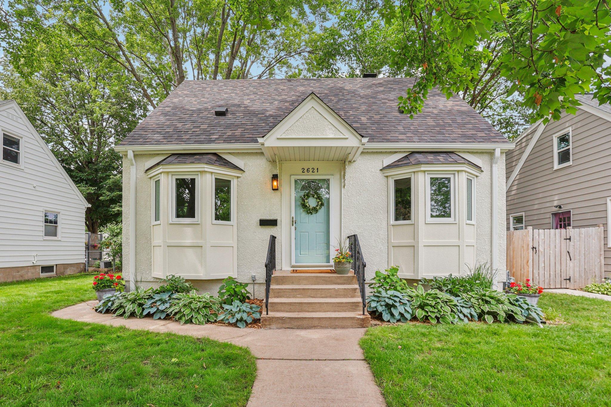 10-web-or-mls-Xerxes Ave N-1906-001.jpg