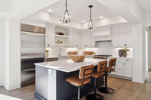 Top finishes include Wolf/SubZero stainless appliances, gas range, center island, and tiled backsplash