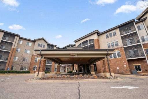 Welcome to 7100 Metro Blvd. Unit #210 Creekside in Edina is a 55+ condo community located in Edina, Minnesota