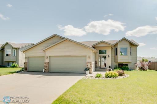 1083 PARKWAY Lane, West Fargo, ND 58078