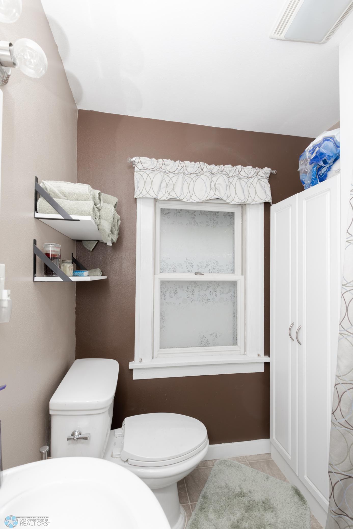 Upper level bath