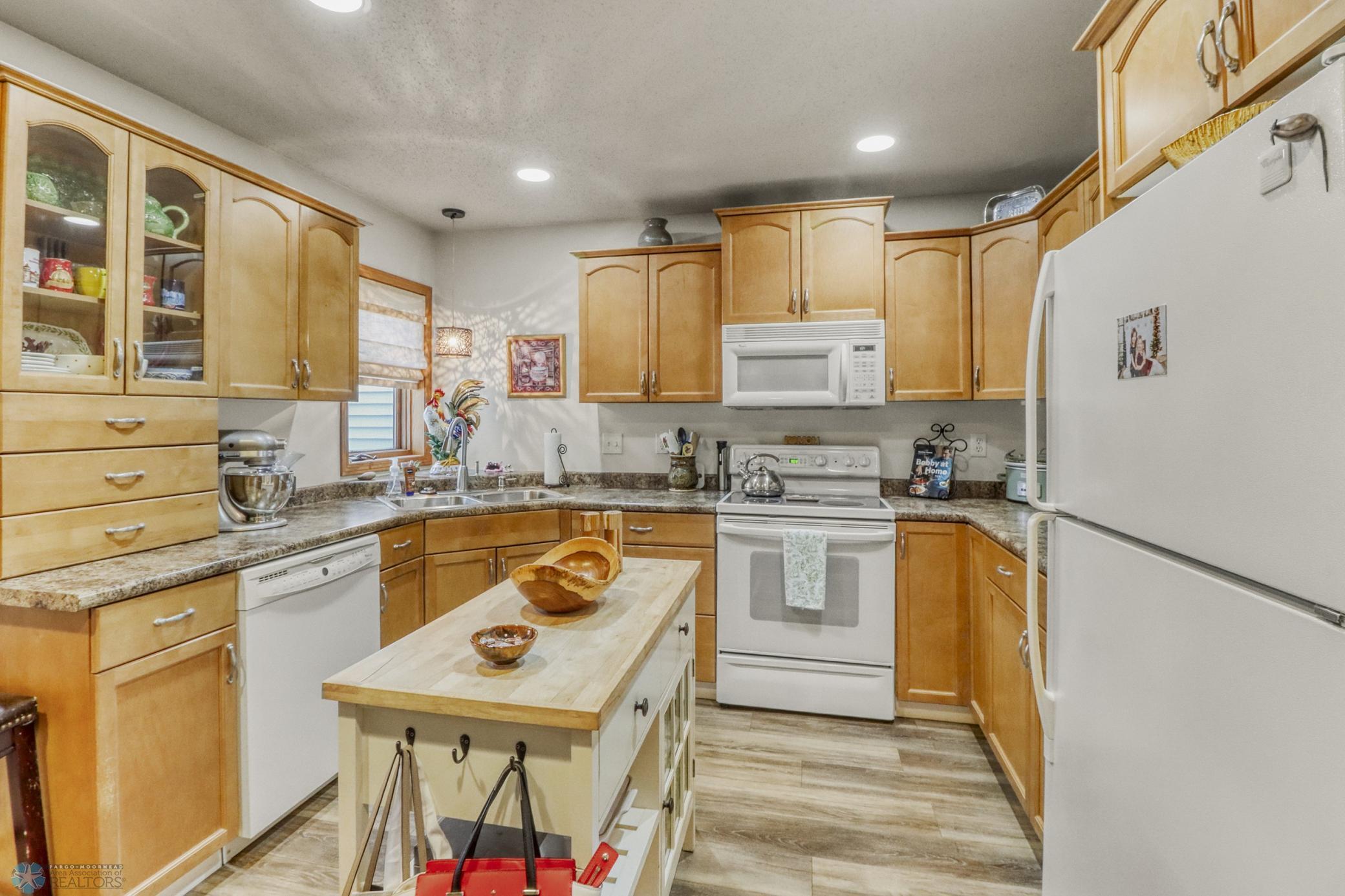 Kitchen1_1.JPG