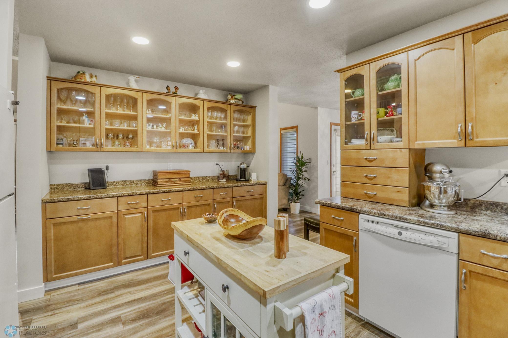 Kitchen1_2.JPG