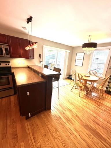 Kitchen Breakfast Bar/Dining Room