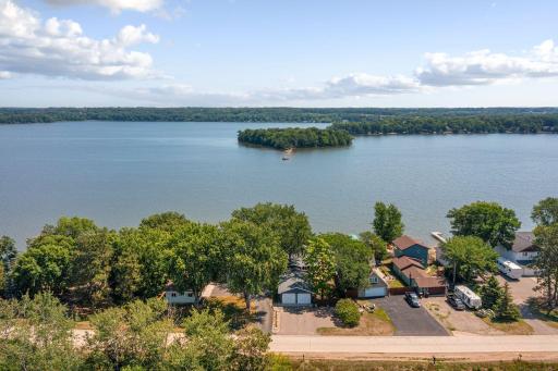 51' of Lakefront on Lake Fremont. Boat over to the amazing island with Sandbar.