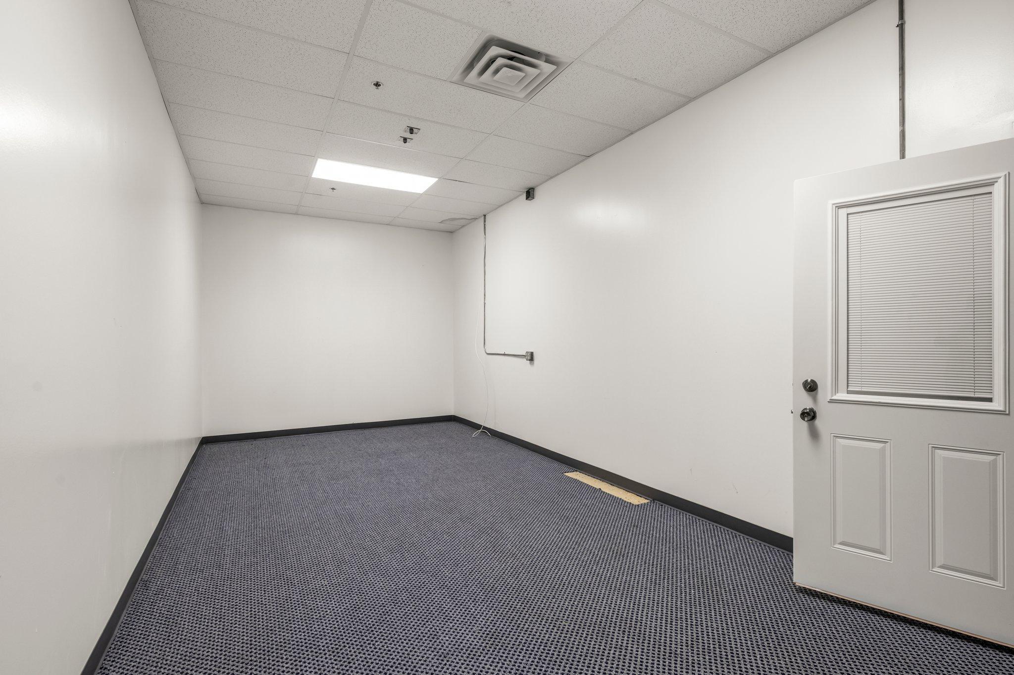 66-web-or-mls-8417 W Broadway-215.jpg