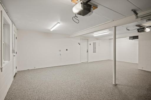 Huge 2 car garage with electric car plug-in and heater