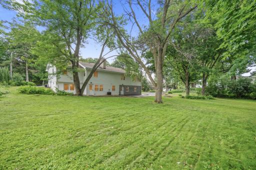 Amazing yard perfect for hosting a great BBQ after a day on the lake!