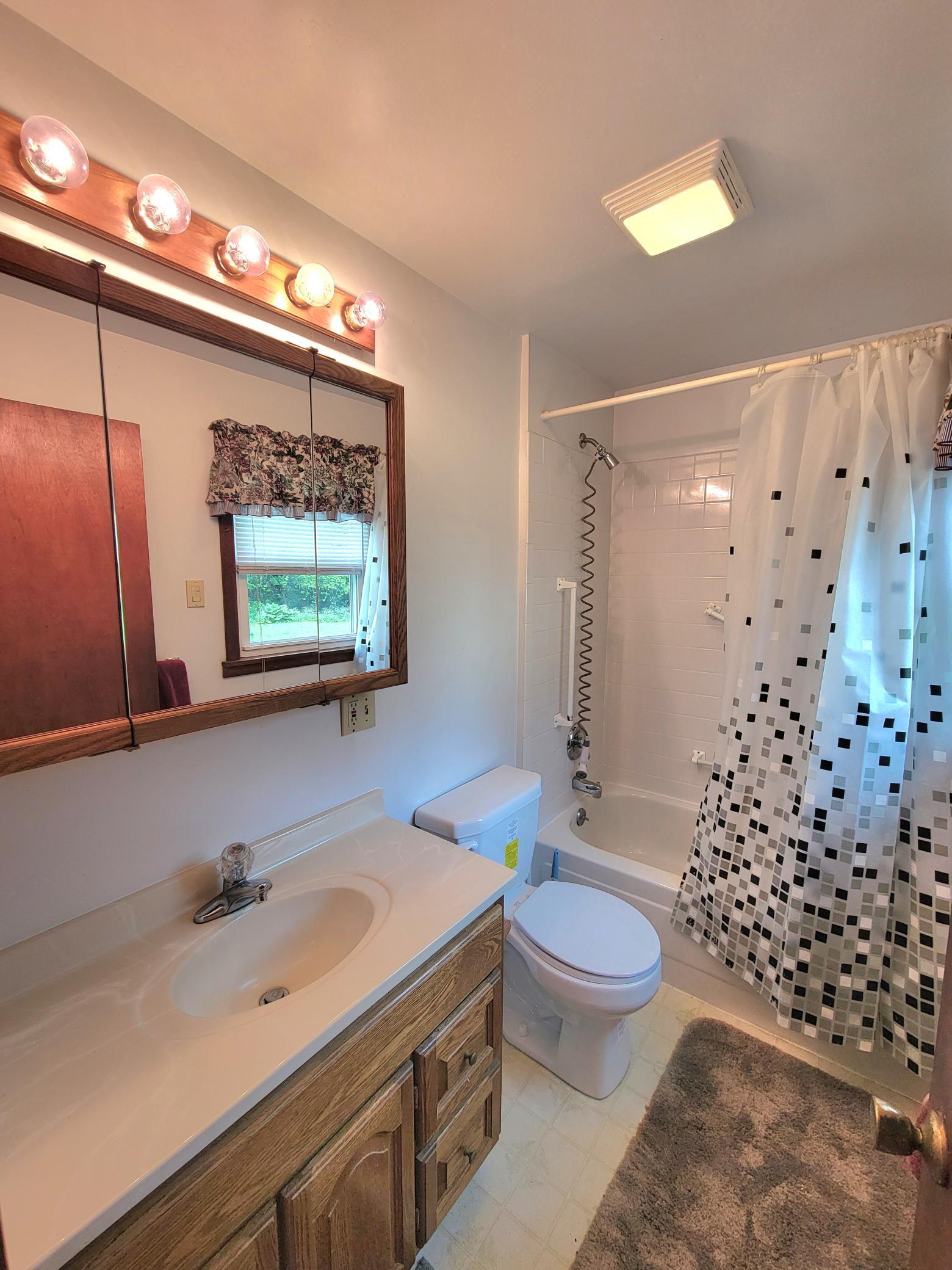 Full main floor bathroom