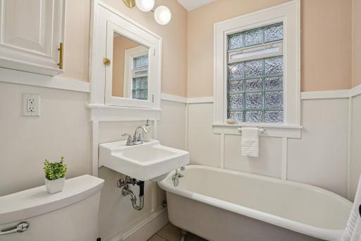42-web-or-mls-Lafond Ave-2406-042.jpg