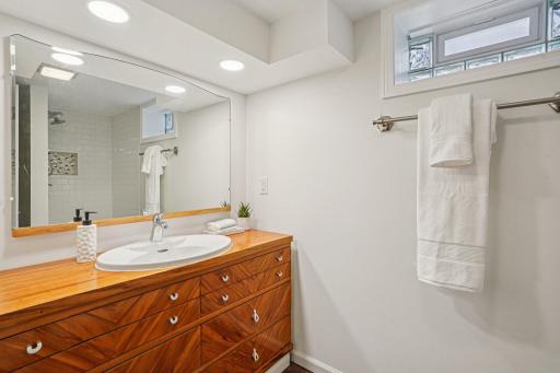 43-web-or-mls-Lafond Ave-2406-043.jpg