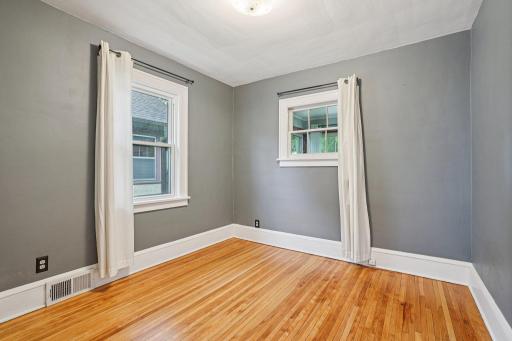 21-web-or-mls-Lafond Ave-2406-021.jpg