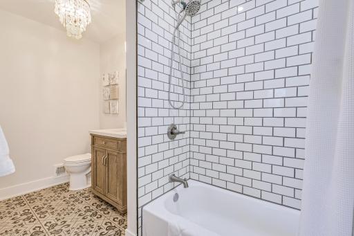 Secondary guest bedroom - adjoining full bath