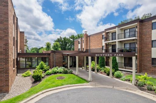Great location in Arden Hills - nestled in park-like setting, yet close to restaurants, shopping and more