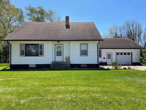 912 3rd Street NE, Roseau, MN 56751