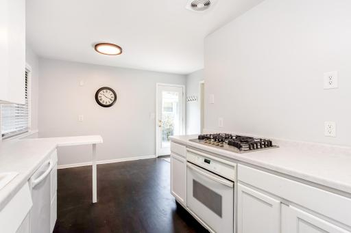Side kitchen access to backyardâperfect for grilling and outdoor dining.