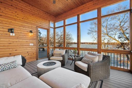 Beutiful lake vierws from your stunning 3 season porch