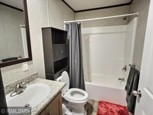this second full bath is in close proximity to two of the bedrooms.