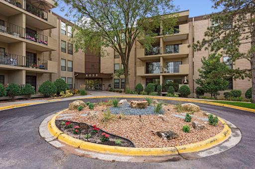 Welcome to 6650 Vernon Avenue South - a wonderful condo tucked away in Edina - peacefull and well - kept - yet close to Edina amenities