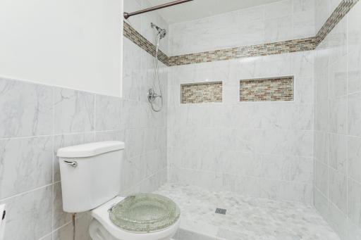 307 E Hayden Lake Rd Champlin-print-056-011-Bathroom-4200x2800-300dpi.jpg