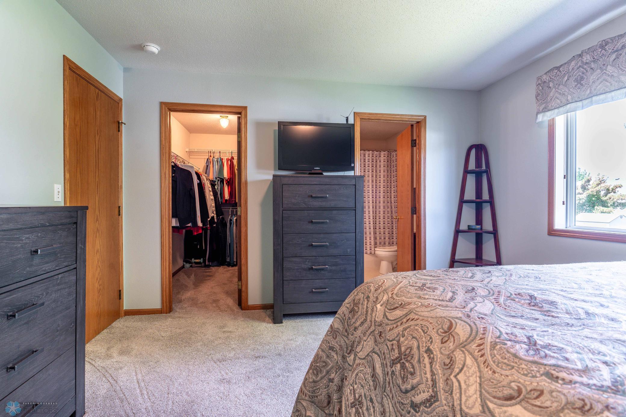 Primary suite w/ Walk in Closet