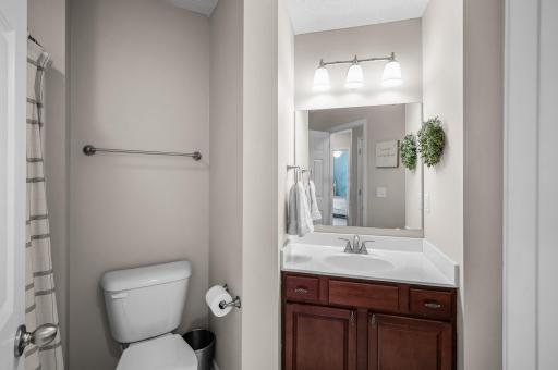 Upper level full hall bath